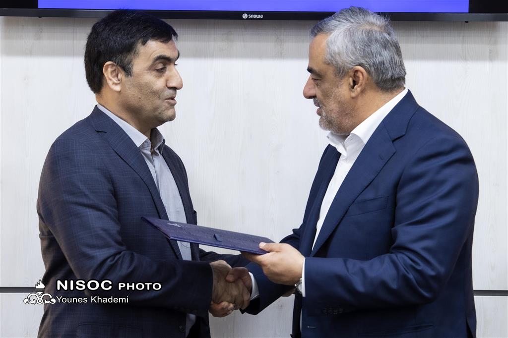 به گزارش روابط عمومی شرکت ملی مناطق نفتخیز جنوب، آئین تکریم و معارفه مدیر عامل شرکت ملی مناطق نفتخیز جنوب روز چهارشنبه ۴ مهرماه با حضور مهندس حمید بورد، مدیر عامل شرکت ملی نفت ایران برگزار شد. مدیر عامل شرکت ملی نفت ایران در این آیین از زحمات و تلاش های علیرضا دانشی مدیر عامل سابق این شرکت تقدیر کرد و بر ضرورت افزایش تولید، بهینه سازی مصرف و تمرکز بر اجرای فعالیت های مؤثر بر تولید تأکید کرد. مهندس بورد به قدمت شرکت ملی مناطق نفتخیز جنوب اشاره کرد و بازآرایی نگرش جدید در این شرکت را ضروری دانست. وی احیاء مراکز آموزشی را برای این شرکت امری حیاتی خواند و افزود: ایرادات مراکز آموزشی برطرف شود، تا بتوانیم انرژی و خون تازه ای را با ورود نیروی انسانی متخصص به رگ‌های سازمان تزریق کنیم. مدیر عامل شرکت ملی نفت ایران با تأکید بر احیای دکل لاین ها، گفت: شکل اجرایی پروژه ها در مناطق نفتخیز جنوب به سرعت و دقت بیشتری نیاز دارد و با بررسی فنی و جلسات کارشناسی طرح های جدیدی در این مورد ارائه دهید. مهندس بورد در پایان اجرای اقدامات اساسی برای طرح ٢٨ مخزن را ضروری دانست و بر توجه به کارکنان شرکت های عملیاتی، احیاء مرکز آموزش به ویژه مرکز آموزش برومی جهت توانمندسازی نیروها و ایجاد روابط خوب با کارکنان و ذی نفعان بیرونی برای بهبود خروجی سازمان تاکید کرد. گفتنی است در این آیین مدیر عامل شرکت ملی نفت ایران از زحمات علیرضا دانشی، مدیر سابق این شرکت تقدیر کرد و مهندس ابراهیم پیرامون به عنوان مدیر عامل جدید شرکت ملی مناطق نفتخیز جنوب معارفه شد. پس از سخنان مدیرعامل محترم شرکت ملی نفت، مهندس دانشی ضمن ارائه گزارش عملکرد سه ساله و تبیین پیشرفت ها و ایجاد زیرساخت های جدید، از همکاری و همراهی همه مدیران و روسای ستادی و مدیران عامل شرکت های تابعه قدردانی کردند و انتخاب خوب و دقیق جناب آقای مهندس پیرامون را موجب خرسندی دانستند و برای ایشان ارزوی موفقیت داشتند. جناب اقای مهندس پیرامون مدیرعامل محترم شرکت ملی مناطق نفتخیز جنوب نیز ضمن قدردانی از اعتماد وزیر محترم نفت و مدیرعامل محترم شرکت ملی نفت، از تلاش های جناب اقای مهندس دانشی تشکر کردند و تاکید داشتند برای انجام رسالت اصلی مناطق نفتخیز که تولید نفت است به حمایت های شرکت ملی نفت و همراهی همه مدیران و کارکنان عزیز و سختکوش نیاز است. مهندس پیرامون تاکید ویژه ای بر حل مسائل منابع انسانی بعنوان مهم ترین چالش کنونی مناطق نفتخیز جنوب با همراهی و حمایت های شرکت ملی نفت تاکید داشتند. در پایان لازم به ذکر است این آئین با حضور تعدادی از مدیران شرکت ملی نفت و مدیران و روسای ستادی این شرکت و مدیران‌عامل شرکت های بهره بردار برگزار شد