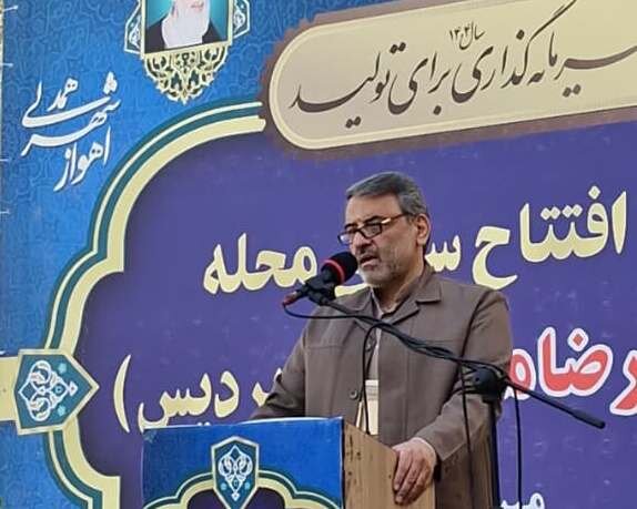 شهردار اهواز با اشاره به افزایش بودجه عمرانی معاونت فرهنگی شهرداری از ۱۴ میلیارد به ۴۵۰ میلیارد تومان گفت: امکان افزایش این رقم به ۲ تا ۳ هزار میلیارد تومان هم وجود داشت اما اما حواشی آلوده و مسموم مانع تحول در این زمینه شد. رضا امینی در آیین افتتاح فرهنگ‌سرای محله پردیس اهواز که امروز ۲ مهر برگزار شد، با تبریک فرارسیدن هفته دفاع مقدس اظهار کرد: ریشه ساخت این مجموعه‌ها برای تحول در حوزه فرهنگی است؛ فرهنگ‌سرا نقطه اتصال مردم با حاکمیت و به ویژه شهرداری است. مدیریت این مجموعه نیز به فعالان فرهنگی همین محدوده داده می‌شود و فرصت مغتنمی برای استفاده از ظرفیت‌ها است و امیدواریم زمینه تحول در حوزه فرهنگ شهروندی شود. وی افزود: خروجی فرهنگسرا باید منجر به تغییر رفتار شهروندان نسبت به محیط پیرامون خود شود؛ در استان‌های دیگر این فرهنگ‌سراها نمود موفقیت و منشاء تحول بوده است. شهردار اهواز با اشاره به اهمیت آموزش درست فرهنگ و به کارگیری آن گفت: اگر شهر گاهی جلوه نازیبایی پیدا می‌کند و اتفاق‌های تلخی می‌افتد، ریشه در فرهنگ غلط و یاد نگرفتن مسیر درست است. امینی با اشاره به حضور چهار ساله خود در شهرداری اهواز گفت: در این دوره دچار فرصت‌سوزی‌های زیادی شدیم. می‌شد شهر را بسیار بهتر در مسیر تحول قرار دهیم اما گاهی توسعه شهر به ضرر برخی افراد است و گویا منافع برخی افراد در پیشرفت نکردن شهر است. وی افزود: گویا رانت‌ها و فسادهایی که به صورت نهادینه و سیستمی وجود داشته و دارد، در مغایرت کامل با برنامه‌ریزی‌ها برای شهر است. شهردار اهواز گفت: اگر همه اعضای شورای شهر اهواز به خودی خود و بدون حاشیه در کنار هم قرار می‌گرفتند، می‌توانستند منشاء تحولات بزرگی در شهر شوند اما حواشی، اجازه این را نداد. وی ادامه داد: خطوط و مرزها را درست نمی‌شناسیم و نمی‌دانیم تا کجا باید بداخلاقی و مبارزه کنیم و تا کجا باید از سرمایه اصلی مردم به نفعمان استفاده کنیم و خود و حزب‌مان را بر منافع کل شهر ترجیح دهیم؛ این مسائل، فرصت‌سوزی و حق‌الناس است و قطعا کسانی که موجب این مسائل شده‌اند در روز قیامت پاسخی نخواهند داشت. امینی با اشاره به تبدیل بودجه ۱۴ میلیارد تومانی عمرانی معاونت فرهنگی شهرداری اهواز به ۴۵۰ میلیارد تومان گفت: شان شهر اهواز تنها ۴۵۰ میلیارد تومان در حوزه فرهنگ نیست و امکان داشت ۲ تا ۳ هزار میلیارد تومان برای این حوزه برنامه‌ریزی و هزینه شود اما حواشی آلوده و مسموم مانع تحول در این زمینه شد. وی بیان کرد: لجاجت و زورگویی و عدم تمکین به قانون، از عوامل عقب‌ماندگی کار در این دوره بوده است. برخی افراد به تنهایی محور این بداخلاقی‌ها بودند و اجازه ندادند شهر روی خوش عمرانی را ببیند. درست است که شهر اهواز در این مدت کارگاه عمرانی شده و پروژه‌های زیادی شروع شده است یا در حال تکمیل هستند اما ظرفیت انجام پروژه‌های عمرانی و ایجاد تحول در شهر می‌توانست چندین برابر باشد؛ البته در صورتی که همه ظرفیت‌ها در کنار هم قرار بگیرند. شهردار اهواز گفت: شاید ۲۰ درصد از ظرفیت من و مدیریت شهری در حوزه تحول و پیشرفت شهر قرار گرفت که این مساله به خارج از شورا و شهرداری برمی‌گردد. افرادی که مسئولیت قبول می‌کنند باید با وجدان کاری و بدون توجه به حواشی کار کنند. وی بیان کرد: مردم گناهی ندارند که در پی این حاشیه‌ها، شهرشان نازیبا باشد یا از توسعه عقب بیفتد. ما مدیران باید در کنار هم باشیم و از خواسته‌های شخصی و نفسانی دست بکشیم و از لجاجت‌ها و فرصت‌سوزی‌ها گذر کنیم تا با همدلی و انسجام، برای مردم خدمت کنیم و منشاء تحول باشیم. در ادامه حجت الاسلام و المسلمین حمید رعیتی معاون شهردار و رئیس سازمان فرهنگی، اجتماعی و ورزشی شهرداری اهواز اظهار کرد: کار ساخت این سرای محله در سال ۹۰ آغاز شد و امروز بعد از ۱۴ سال به بهره‌برداری رسیده است. وی افزود: این پروژه ۱۲ سال متوقف شده بود و زمانی که می‌خواستیم پروژه را ببینیم حتی امکان ورود به محوطه نبود. با اهتمام شهرداری اهواز، امروز این پروژه به نتیجه رسید. معاون شهردار اهواز گفت: در گذشته نگاه به حوزه فرهنگی خوب نبوده است؛ مثلا در سال ۱۴۰۰، بودجه عمرانی معاونت فرهنگی ۱۴ میلیارد تومان بود و همین هم هیچوقت استفاده نمی‌شد اما اکنون بودجه این حوزه به ۴۵۰ میلیارد تومان رسیده است. رعیتی بیان کرد: این سرای محله در مساحت ۲۱۰۰ مترمربع در سه طبقه و ۵۰۰ مترمربع فضاهای عمومی شامل نمازخانه، دو سالن ورزشی مجزا، اتاق‌های آموزشی و... ساخته و در اختیار شهروندان قرار گرفته است. این مجموعه توسط مردم و فعالان فرهنگی این محله مدیریت می‌شود و امیدوارم آثار فرهنگی و اجتماعی ویژه‌ای داشته باشد.