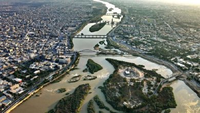 خوزستان همیشه در خبرهاست، اما کمتر در تصمیم‌ها. هرگاه بحرانی پیش می‌آید—سیل، گردوغبار یا کمبود آب—نام این استان بر زبان‌ها می‌افتد و دوربین‌ها به سویش می‌چرخند، اما با فروکش‌کردن بحران، مسئولان نیز مانند همان آب‌های گل‌آلود عقب‌نشینی می‌کنند. این چرخه‌ی تکراری، خسته‌کننده و فرساینده است؛ نه فقط برای مردم، بلکه برای سرمایه‌ی اجتماعی و امیدی که هر روز بیش از دیروز فرسوده می‌شود. مطالبه‌گری در خوزستان امروز بیش از هر زمان دیگری به مسئله‌ای حیاتی تبدیل شده است. مطالبه‌گری یعنی حق پرسیدن، یعنی خواستنِ پاسخ، یعنی احساس تعلق به سرنوشت خود. اما وقتی مردم بارها فریاد می‌زنند و پاسخی نمی‌گیرند، کم‌کم به سکوت می‌رسند. سکوت، خطرناک‌تر از اعتراض است؛ چون در سکوت، جامعه به بی‌تفاوتی عادت می‌کند. خوزستان در آستانه‌ی چنین نقطه‌ای است؛ جایی که فریادها شنیده نمی‌شوند و گوش‌ها سنگین‌تر از همیشه‌اند. در این میان، حکمرانی در خوزستان به نوعی «مدیریت موقت» تبدیل شده است؛ آمدن و رفتنِ مدیرانی که بیش از آنکه برنامه داشته باشند، دستور دارند. طرح‌های توسعه بدون پیوست زیست‌محیطی، پروژه‌های انتقال آب بدون درک اقلیم، وعده‌های اشتغال بدون زیرساخت واقعی؛ این‌ها تنها بخشی از روایت مدیریتی است که به‌جای حل مسئله، مسئله‌سازی می‌کند. نتیجه‌اش روشن است: مردمی که احساس می‌کنند دیده نمی‌شوند و استانی که هر روز از مرکز فاصله می‌گیرد. این شکاف میان مردم و مدیریت، فقط اقتصادی نیست؛ فرهنگی و روانی هم هست. مردم خوزستان خود را شهروندان درجه‌دو نمی‌دانند، اما رفتار سیاست‌گذاری‌ها گاه چنین القا می‌کند. در حالی که از این خاک، بزرگ‌ترین ثروت‌های ملی استخراج می‌شود، سهم مردمش هنوز معیشتی ناپایدار و زیرساخت‌هایی فرسوده است. کارون نفس نمی‌کشد، هوای اهواز سنگین است، نخلستان‌ها تشنه‌اند و جوانانش در صف استخدام‌ها جا می‌مانند. این‌ها فقط آمار نیستند؛ زخم‌های واقعی‌اند بر پیکره‌ی اعتماد عمومی. مطالبه‌گری در چنین فضایی کار ساده‌ای نیست. رسانه‌هایی که باید زبان مردم باشند، گاه خودشان در تنگنای ملاحظات و فشارها خاموش می‌مانند. فعالان مدنی و اجتماعی نیز در میانه‌ی امید و ناامیدی تاب می‌خورند. آنچه امروز نیاز خوزستان است، نه فقط سرمایه‌گذاری اقتصادی، بلکه بازسازی «سرمایه‌ی اعتماد» است؛ بازگشت گفت‌وگو میان مردم و مسئولان، میان نقد و تصمیم، میان پرسش و پاسخ. حکمرانی در خوزستان نیازمند جسارت است؛ جسارتِ شنیدن. اگر مدیران فقط در روز بحران به میدان بیایند، مردم احساس می‌کنند در روز آرامش فراموش شده‌اند. مطالبه‌گری سالم زمانی شکل می‌گیرد که مردم باور کنند صدایشان شنیده می‌شود. اما وقتی تصمیم‌ها در اتاق‌های دربسته گرفته می‌شود و مردم فقط مخاطب اطلاعیه‌ها هستند، فاصله‌ی میان دولت و ملت به شکاف تبدیل می‌شود. این همان شکافی است که از درون آن نارضایتی، مهاجرت و بی‌اعتمادی بیرون می‌آید. خوزستان به برنامه‌ریزی کوتاه‌مدت دیگر تاب ندارد. این استان نیازمند نگاهی کل‌نگر، علمی و مشارکتی است. تصمیم‌های شتاب‌زده درباره‌ی آب، محیط‌زیست، صنعت و اشتغال، گاه ضربه‌هایی جبران‌ناپذیر زده‌اند. آیا وقت آن نرسیده که خوزستان از حاشیه‌ی تصمیم‌گیری به متن بیاید؟ آیا نباید مردم این سرزمین در طراحی آینده‌ی خود نقش داشته باشند؟ مطالبه‌گری واقعی یعنی مطالبه‌ی مشارکت، نه فقط مطالبه‌ی امکانات. در مسیر توسعه‌ی متوازن، خوزستان می‌تواند الگویی باشد، اگر اجازه داده شود خودش حرف بزند. در این سرزمین، تجربه، دانش بومی و احساس تعلق وجود دارد؛ کافی است مدیریت، مردم را شریک بداند نه تماشاگر. این استان نباید تنها در بحران‌ها به یاد سیاست‌مداران بیفتد؛ خوزستان باید به بخشی از وجدان ملی تبدیل شود، نه فقط به سوژه‌ی خبری. امروز شاید بزرگ‌ترین مطالبه‌ی مردم خوزستان، مطالبه‌ی «عدالت مدیریتی» باشد. عدالت یعنی توزیع متوازنِ منابع، فرصت‌ها و توجه. وقتی استان‌هایی با ظرفیت کمتر سهم بیشتری از پروژه‌ها می‌گیرند، حس بی‌عدالتی در مردم شکل می‌گیرد؛ و این احساس خطرناک‌تر از هر بحران طبیعی است، چون پایه‌های همبستگی ملی را سست می‌کند. در چنین شرایطی، رسانه‌ها و نخبگان اجتماعی خوزستان وظیفه‌ای سنگین دارند: زنده نگه داشتن روح مطالبه‌گری. باید نوشت، باید پرسید، باید پاسخ خواست. مطالبه‌گری اگر درست هدایت شود، نه تهدید است نه تقابل؛ بلکه فرصت اصلاح است. اما اگر خاموش بماند، نارضایتی در لایه‌های جامعه رسوب می‌کند و روزی با شدت بیرون می‌ریزد. درک درست از حکمرانی یعنی فهم این‌که مدیریت بدون مشارکت مردم، مانند قایقی است بدون پارو. مدیران اگر مردم را صرفاً مخاطب وعده‌ها بدانند، قایق به ساحل نمی‌رسد. مطالبه‌گری پاروی توسعه است؛ بی‌آن، حرکت ممکن نیست. خوزستان امروز نیاز به مدیرانی دارد که پیش از حرف‌زدن گوش بدهند؛ پیش از وعده دادن بیندیشند؛ و پیش از تصمیم‌گیری مشورت کنند. مردمی که سال‌ها رنج کشیده‌اند، دیگر به شعار دل نمی‌بندند. آن‌ها شفافیت می‌خواهند، نه تشریفات؛ صداقت می‌خواهند، نه سخنرانی‌های تکراری. اگر قرار است حکمرانی در خوزستان اصلاح شود، باید از همین نقطه آغاز کرد: احیای گفت‌وگو. گفت‌وگویی واقعی میان دولت و مردم، میان مدیر و رسانه، میان نخبگان و تصمیم‌گیران. گفت‌وگویی که در آن مردم نه فقط شنونده، بلکه طرف حساب باشند. بدون این گفت‌وگو، توسعه فقط روی کاغذ اتفاق می‌افتد. در پایان باید گفت خوزستان تنها یک استان نیست؛ تکه‌ای از حافظه‌ی ملی ماست. از خون رزمندگانش تا عرق کارگرانش، از نخل‌های سوخته‌اش تا لبخند کودکانش، همه یادآور این حقیقت‌اند که این خاک هنوز زنده است. اما برای زنده ماندن، باید شنیده شود. صدای مطالبه در خوزستان نباید خاموش بماند؛ چون خاموشیِ صدا، خاموشیِ امید است. در هیاهوی وعده‌ها، شاید بسیاری از واژه‌ها فراموش شوند، اما مردم خوزستان هنوز منتظرند تا کسی از میان این همه صدا، صداقت را فریاد بزند. مطالبه‌ی آن‌ها نه غیرممکن است، نه بی‌منطق؛ فقط نیازمند گوش شنوا و اراده‌ای واقعی است. شاید وقت آن رسیده که سیاست از پشت تریبون پایین بیاید و پایش را روی خاک داغ خوزستان بگذارد تا بفهمد مطالبه یعنی چه. خوزستان هنوز زنده است، اگر حکمرانی بخواهد زنده‌اش نگه دارد.