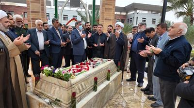 نخستین سالگرد خاکسپاری یکی از شهدای گمنام دفاع مقدس در شرکت بهره برداری نفت و گاز مارون، سه شنبه 18 آذر در جوار مزار این شهید و با حضور روحانیت معزز، مقامات نظامی، مسئولین اجرایی و کارکنان شرکت برگزار شد. به گزارش روابط عمومی شرکت بهره برداری نفت و گاز مارون، مدیر عامل این شرکت ضمن ابراز مباهات نسبت به میزبانی این شهید، گفت: طی سال های گذشته همواره در بخش تولید به عنوان رسالت اصلی شرکت موفق عمل کرده ایم و تلاش کردیم تا علاوه بر تضمین تولید پایدار، از محیط زیست صیانت کرده و به جوامع پیرامونی خدمات مورد نیاز را ارائه نمائیم. مهندس قباد ناصری افزود: در این میان اما آرزوی مجاورت شهدا هم بود؛ تلاش کردیم تا واجد شرایط میزبانی باشیم و خوشبختانه سال گذشته، دعای همکاران مستجاب شد و طی مراسمی باشکوه، یکی از شهدای گمنام دفاع مقدس را تشییع کرده و به خاک سپردیم. حجت الاسلام و المسلمین میراحمد رضا حاجتی، از اساتید حوزه و دانشگاه، شهید و شهادت را پاسخ همه پرسش های بی پاسخ بشریت درمورد فلسفه خلقت برشمرد و گفت: ادای احترام به شهدا معنویت گرایی است و معنویت که علم از توصیف آن عاجز است، کلید همه اسرار سر به مهر بشریت است. وی صنعت نفت را مایه افتخار کشور توصیف و عملکرد قابل تحسین این صنعت به ویژه در بخش تولید را نتیجه استقلال و امنیتی دانست که به پشتوانه خون شهدا به دست آمده است. سردار عبدالرضا حاجتی، مدیرکل بنیاد حفظ آثار و نشر ارزش های دفاع مقدس خوزستان نیز تلاش یکایک کارکنان شرکت بهره برداری نفت و گاز مارون در هر دو مراسم ( تشییع و خاکسپاری و نخستین سالگرد) را ارج نهاد.