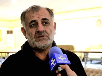 عباس صدریان‌فر، مدیرعامل سازمان آب و برق خوزستان، با اشاره به نقش تاریخی و حیاتی استان خوزستان در تأمین آب و برق کشور، گفت: خوزستان از گذشته تاکنون، تأمین‌کننده بخش مهمی از منابع آبی و انرژی کشور بوده است. اما امروز با پدیده جهانی تغییر اقلیم روبرو هستیم که کشور ما نیز از آن مستثنی نیست. وی افزود: بر اساس پروتکل‌های موجود میان ایران و عراق، همواره ۷۰ تا ۷۵ درصد تأمین آب اروندرود بر عهده دولت عراق بوده، اما امسال به دلیل خشکسالی و برداشت کشورهای بالادست از دجله و فرات، عملاً آبی به اروند نرسید. در داخل کشور نیز، از مهر تا اسفند سال گذشته، خوزستان حتی یک قطره بارندگی مؤثر نداشت و استان‌های بالادست نیز ذخایر برفی قابل‌توجهی نداشتند. مدیرعامل سازمان آب و برق خوزستان با اشاره به تابستان سخت پیش‌رو، گفت: تابستان امسال می‌توانست باعث بروز نارضایتی‌های اجتماعی شود، اما با تلاش مجموعه سازمان، حمایت‌های استاندار خوزستان، نمایندگان محترم مجلس و دستگاه‌های مختلف، نه‌تنها از بحران عبور کردیم، بلکه رکورد تولید گندم کشور را هم در خوزستان شکستیم. تولید یک میلیون و ۴۰۰ هزار تن گندم که تماماً از طریق کشت آبی تأمین شد، گواهی بر مدیریت صحیح منابع آب در شرایط بحرانی بود. وی با اشاره به وضعیت آب شرب شهرهای آبادان و خرمشهر، افزود: در خلال جنگ ۱۲ روزه اخیر رژیم صهیونیستی، همکاران ما با تمام توان تلاش کردند تا آب شرب این مناطق دچار مشکل نشود. با اصلاحات و ارتقاء طرح غدیر، ظرفیت انتقال افزایش یافت و امروز آب شرب شهروندان آبادان، خرمشهر و زائرین در مرزهای شلمچه و چذابه با کیفیت مناسب تأمین می‌شود. صدریان‌فر همچنین از یک ابتکار عملی مهم خبر داد و گفت: در حال اجرای پروژه‌ای هستیم که طی آن با ایجاد یک خط ۲۳ کیلومتری از منطقه ام‌الدبس، سهم آبی مستقل برای شهرهای سوسنگرد، هویزه، بستان، رفیع و نزدیک به ۶۰۰ روستا تعریف می‌شود. این اقدام موجب می‌شود سهم برداشت این مناطق از خط اصلی غدیر آزاد شود و در اختیار مناطق جنوبی‌تر شامل آبادان، خرمشهر، شادگان و روستاهای همجوار قرار گیرد. وی تاکید کرد: سازمان آب و برق خوزستان آمادگی کامل دارد این پروژه را که به‌طور معمول یک‌سال‌ونیم زمان می‌برد، با دستور مقام عالی وزارت، در کمتر از ۶ ماه و تا دهه فجر به بهره‌برداری برساند؛ به‌شرط آنکه منابع مالی مورد نیاز تأمین شود.