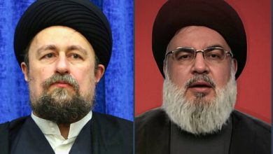 سیدحسن خمینی در نامه‌ای به سیدحسن نصرالله دبیرکل حزب الله لبنان، ضمن تجلیل از مجاهدت برادران و خواهران غیور لبنانی، برای همراهی در راه دفاع از کیان اسلام و جهاد در مقابل رژیم نامشروع صهیونیستی اعلام آمادگی کرد. متن کامل نامه حجت الاسلام و المسلمین سید حسن خمینی که به دفتر نمایندگی حزب الله لبنان در تهران تحویل داده شده است، بدین شرح است: بسم الله الرحمن الرحیم قال الله تبارک و تعالی «و نرید ان نمن علی الذین استضعفوا فی الارض و نجعلهم ائمه و نجعلهم الوارثین» برادر مجاهد و عزیز سرافراز جناب حجت الاسلام و المسلمین سید حسن نصرالله(دامت برکاته) سلام علیکم بما صبرتم و نعم عقبی الدار مجاهدت شما و برادران و خواهران غیور لبنانی در مواجهه با رژیم سفاک صهیونیستی چونان گذشته باعث افتخار هر مسلمان و عزت هر آزاده ای است. شهادت به فرموده امام خمینی، «هنر مردان خداست» و امروز شما عزیزان در مقابل کسانی به هنر ایستادگی و مقاومت آراسته شده اید که نمونه بارز زشت خویی و جنایت اند. کسانی که جز زبان زور نمی فهمند و کمترین حظّی از انسانیت نبرده اند، امروز در پناه حمایت همه جانبه حکومت های غربی و سکوت ننگین دولت های عربی و تماشاگری شرم آور حکومت های شرقی به هر خشونت و جنایتی دست می زنند. اراده و مقاومت فرزندان حزب الله در لبنان و مجاهدان فلسطین در غزه، امروزه ملاک حقیقت و نماد بی بدیل شرافت و آزادگی است. و راستی آیا زبان و قلم و سلاحی که امروز در بیان حقانیت شما و در دفاع از مظلومیت تان در کام و در غلاف بماند، فردای قیامت سرگشته و سر شکسته نخواهد بود؟! اینجانب همانند همه فرزندان معنوی خمینی کبیر، در کمال افتخار خدمت شما برادر مجاهد اعلام می دارم که در راه دفاع از کیان اسلام و در مسیر جهاد با رژیم نامشروع صهیونیستی آماده هر گونه خدمت هستم و مهیای آنم که در هر سنگری که لازم بدانید همراهتان باشم. فافوز معکم فوزا عظیما. ان شاء الله برادرتان سید حسن خمینی قم. سه شنبه سوم مهر ماه یک هزار و چهارصد و سه بیستم ربیع الاول هزار و چهارصد و چهل و شش *** بسم الله الرحمن الرحیم قال الله تبارک و تعالی: "وَ نُرِیدُ أَنْ نَمُنَّ عَلَی الَّذِینَ اسْتُضْعِفُوا فِی الْأَرْضِ وَ نَجْعَلَهُمْ أَئِمَّةً وَ نَجْعَلَهُمُ الْوارِثِین". الأخ المجاهد العزیز الشامخ حجة الإسلام والمسلمین السید حسن نصرالله (دامت برکاته) سلام علیکم بما صبرتم و نعم عقبی الدار إن نضالکم ونضال إخوانکم وأخواتکم اللبنانیین الغیاری فی مواجهة الکیان الصهیونی الغاشم هو فخر لکل مسلم وشرف لکل حر. إن الشهادة فی رأی الإمام الخمینی هی «فن رجال الله»، والیوم أیها الأعزاء أنتم تزینتم بفن الصمود والمقاومة أمام من هم الأمثلة الواضحة علی القبح والإجرام. أولئک الذین لا یفهمون سوی لغة القوة، ولم یتمتعوا بأقل حظ من الإنسانیة، والیوم تحت حمایة الدعم الشامل من الحکومات الغربیة والصمت المخزی للحکومات العربیة والمشاهدة المخجلة من قبل الحکومات الشرقیة، یقومون بارتکاب کل عمل من أعمال العنف والجریمة. إن إرادة وصمود أبناء حزب الله فی لبنان والمجاهدین الفلسطینیین فی غزة، هی الیوم معیار الحق ورمز لا مثیل له للشرف والحریة. وحقاً، اللسان والقلم الذی یبقی صامتاً، والسلاح الذی یبقی فی الغمد الیوم، ولا یقوم بالدفاع عن حقکم و مظلومیتکم، ألا یکون حائراً ومخزیاً یوم القیامة؟! أنا ککل أبناء الخمینی العظیم الروحیین، بکل شرف أعلن لکم، یا أخی المجاهد، بأننی مستعد لتقدیم أی خدمة فی سبیل الدفاع عن الإسلام وفی طریق الجهاد ضد الکیان الصهیونی المزیف، وعلی استعداد لأن أکون معکم فی أی خندق ترونه ضروریا. فأفوز معکم فوزاً عظیماً. إن شاء الله أخوکم سید حسن خمینی قم. الثلاثاء ۲۴ أیلول ۲۰۲۴ ۲۰ ربیع الاول ۱۴۴۶