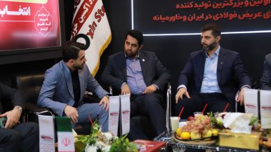 شرکت فولاد اکسین خوزستان به عنوان بزرگترین و تنها تولید کننده ورق های فولادی عریض و آلیاژی خاص با استحکام بالا در کشور،خاورمیانه و شمال آفریقا درحالی در نمایشگاه بین المللی فولاد ۱۴۰۳ و سمپوزیوم فولاد ۴۰۳ حضور داشت که به دنبال خلق دستاوردهای بی نظیری در عرصه صنعت فولاد ایران بود تا بتواند بیش از پیش و موفق تر از همیشه در این میدان جهادی به رسالت خود یعنی تولید با کیفیت و تامین نیاز بازارهای داخلی و خارجی عمل کند. نمایشگاه بین المللی فولاد ۱۴۰۳ و سمپوزیوم فولاد ۴۰۳ از یکم آبان ماه در محل دائمی نمایشگاه های بین المللی جزیره کیش و با حضور بیش از ۳۸۰ شرکت داخلی و خارجی برگزار شد و فولاد اکسین خوزستان نیز به عنوان یکی از شرکت‌های توانمند داخلی تولید کننده فولادی در این نمایشگاه حضور داشت و توانست با عرضه توانمندی های خود در حوزه ورق های فولادی، دستاوردهای بی نظیری را برای خود محقق کند. برگزاری نشست های متعدد با شرکت های دانش بنیان و توانمند داخلی و همچنین انجام گفت و گوهای تجاری با شرکت های خارجی به منظور افزایش بازارهای صادراتی و استفاده از توان و دانش این شرکت ها از جمله دستاوردهای چشمگیر اکسین در حضور این شرکت در نمایشگاه بین المللی فولاد ۱۴۰۳ و سمپوزیوم فولاد ۴۰۳ بود. تلاش شرکت فولاد اکسین خوزستان برای افزایش سطح همکاری ها با شرکت های دانش بنیان داخلی به منظور استفاده از توانمندی های این شرکت ها و همچنین ارتقا دانش بومی ساخت قطعات و تجهیزات در حوزه صنعت فولاد به منظور رفع نیازهای داخلی از دیگر برنامه های شرکت فولاد اکسین خوزستان بود که توانست با حضور در نمایشگاه بین المللی فولاد در کیش به خوبی آن را محقق کند. در شرایطی که فعالیت شرکت های فولادی در کشور به دلیل چالش های موجود در بحث تامین انرژی با مشکلات متعددی مواجه است و فولادی ها در پیچی تاریخی قرار دارند، تعامل با شرکت‌های دانش بنیان و استفاده از توان و دانش فنی این شرکت ها می تواند به توسعه و افزایش تولید شرکت های فولادی کمک شایانی کند و این مهم را خانواده اکسین به خوبی دریافته است و با همت و تلاشی که در این زمینه دارد به دنبال توسعه تولیدات خود، استفاده از توان و دانش فنی شرکت های دانش بنیان و افزایش بازارهای صادراتی است. حضور اکسین در نمایشگاه بین المللی فولاد ۱۴۰۳ در جزیره کیش به عنوان یکی از بازوان اصلی این صنعت و نقش آفرینی اکسینی ها طی سالیان گذشته گواه این موضوع است که تولیدات مجموعه فولاد اکسین همپا و تامین کننده نیاز صنایع داخلی و همچنین دیگر کشورهای جهان بوده و خواهد بود و این شرکت برنامه‌های ویژه ای برای عبور از این پیچ تاریخی فولاد ایران دارد که به خوبی در حال تحقق آن ها است.