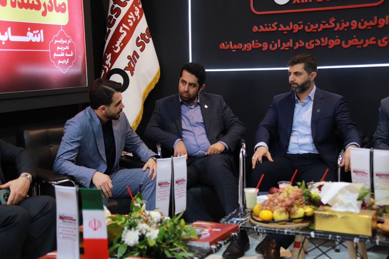 شرکت فولاد اکسین خوزستان به عنوان بزرگترین و تنها تولید کننده ورق های فولادی عریض و آلیاژی خاص با استحکام بالا در کشور،خاورمیانه و شمال آفریقا درحالی در نمایشگاه بین المللی فولاد ۱۴۰۳ و سمپوزیوم فولاد ۴۰۳ حضور داشت که به دنبال خلق دستاوردهای بی نظیری در عرصه صنعت فولاد ایران بود تا بتواند بیش از پیش و موفق تر از همیشه در این میدان جهادی به رسالت خود یعنی تولید با کیفیت و تامین نیاز بازارهای داخلی و خارجی عمل کند. نمایشگاه بین المللی فولاد ۱۴۰۳ و سمپوزیوم فولاد ۴۰۳ از یکم آبان ماه در محل دائمی نمایشگاه های بین المللی جزیره کیش و با حضور بیش از ۳۸۰ شرکت داخلی و خارجی برگزار شد و فولاد اکسین خوزستان نیز به عنوان یکی از شرکت‌های توانمند داخلی تولید کننده فولادی در این نمایشگاه حضور داشت و توانست با عرضه توانمندی های خود در حوزه ورق های فولادی، دستاوردهای بی نظیری را برای خود محقق کند. برگزاری نشست های متعدد با شرکت های دانش بنیان و توانمند داخلی و همچنین انجام گفت و گوهای تجاری با شرکت های خارجی به منظور افزایش بازارهای صادراتی و استفاده از توان و دانش این شرکت ها از جمله دستاوردهای چشمگیر اکسین در حضور این شرکت در نمایشگاه بین المللی فولاد ۱۴۰۳ و سمپوزیوم فولاد ۴۰۳ بود. تلاش شرکت فولاد اکسین خوزستان برای افزایش سطح همکاری ها با شرکت های دانش بنیان داخلی به منظور استفاده از توانمندی های این شرکت ها و همچنین ارتقا دانش بومی ساخت قطعات و تجهیزات در حوزه صنعت فولاد به منظور رفع نیازهای داخلی از دیگر برنامه های شرکت فولاد اکسین خوزستان بود که توانست با حضور در نمایشگاه بین المللی فولاد در کیش به خوبی آن را محقق کند. در شرایطی که فعالیت شرکت های فولادی در کشور به دلیل چالش های موجود در بحث تامین انرژی با مشکلات متعددی مواجه است و فولادی ها در پیچی تاریخی قرار دارند، تعامل با شرکت‌های دانش بنیان و استفاده از توان و دانش فنی این شرکت ها می تواند به توسعه و افزایش تولید شرکت های فولادی کمک شایانی کند و این مهم را خانواده اکسین به خوبی دریافته است و با همت و تلاشی که در این زمینه دارد به دنبال توسعه تولیدات خود، استفاده از توان و دانش فنی شرکت های دانش بنیان و افزایش بازارهای صادراتی است. حضور اکسین در نمایشگاه بین المللی فولاد ۱۴۰۳ در جزیره کیش به عنوان یکی از بازوان اصلی این صنعت و نقش آفرینی اکسینی ها طی سالیان گذشته گواه این موضوع است که تولیدات مجموعه فولاد اکسین همپا و تامین کننده نیاز صنایع داخلی و همچنین دیگر کشورهای جهان بوده و خواهد بود و این شرکت برنامه‌های ویژه ای برای عبور از این پیچ تاریخی فولاد ایران دارد که به خوبی در حال تحقق آن ها است.