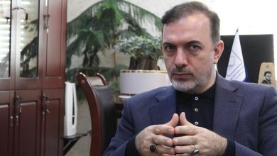 مدیرعامل هلدینگ آینده پویا از عرضه اولیه سهام شرکت “توسعه نیشکر و صنایع جانبی” در آینده‌ نزدیک خبر داد. دکتر افشار فتح‌الهی در حاشیه جلسه بررسی بودجه سالیانه شرکت توسعه نیشکر و صنایع جانبی، از عرضه اولیه سهام این شرکت در آینده نزدیک خبر داد. وی اظهار کرد: با هماهنگی‌های به‌عمل آمده با شرکت فرابورس ایران، بانک ملی ایران و شرکت گروه سرمایه‌گذاری سپهر صادرات به‌عنوان سایر سهامداران، در یکسال اخیر اقدامات موثری جهت درج نماد، ارزش‌گذاری و تعیین قیمت پایه سهام شرکت مذکور صورت پذیرفته است. مدیرعامل شرکت مدیریت طرح و توسعه آینده پویا ادامه داد: در آینده نزدیک شاهد عرضه اولیه سهام شرکت توسعه نیشکر و صنایع جانبی خواهیم بود. لازم به ذکر است شرکت توسعه نیشکر و صنایع جانبی با مزارعی هوشمند در وسعت حدود 90 هزار هکتار در استان خوزستان، با انجام روش‌های نوین در «داشت، کاشت و برداشت» به طور متوسط بالغ بر 700 هزار تن در سال، بخش عمده‌ای از شکر مورد نیاز کشور را تامین می‌نماید و از پسماند آن نیز محصولات استراتژیکی نظیر الکل طبی، خمیرمایه، کاغذ، ام. دی. اف، نئوپان، خوراک دام و انواع شکرهای دارویی و طعم‌دار تولید می‌شود که با این حجم از تولید، کام بورس شیرین خواهد شد.