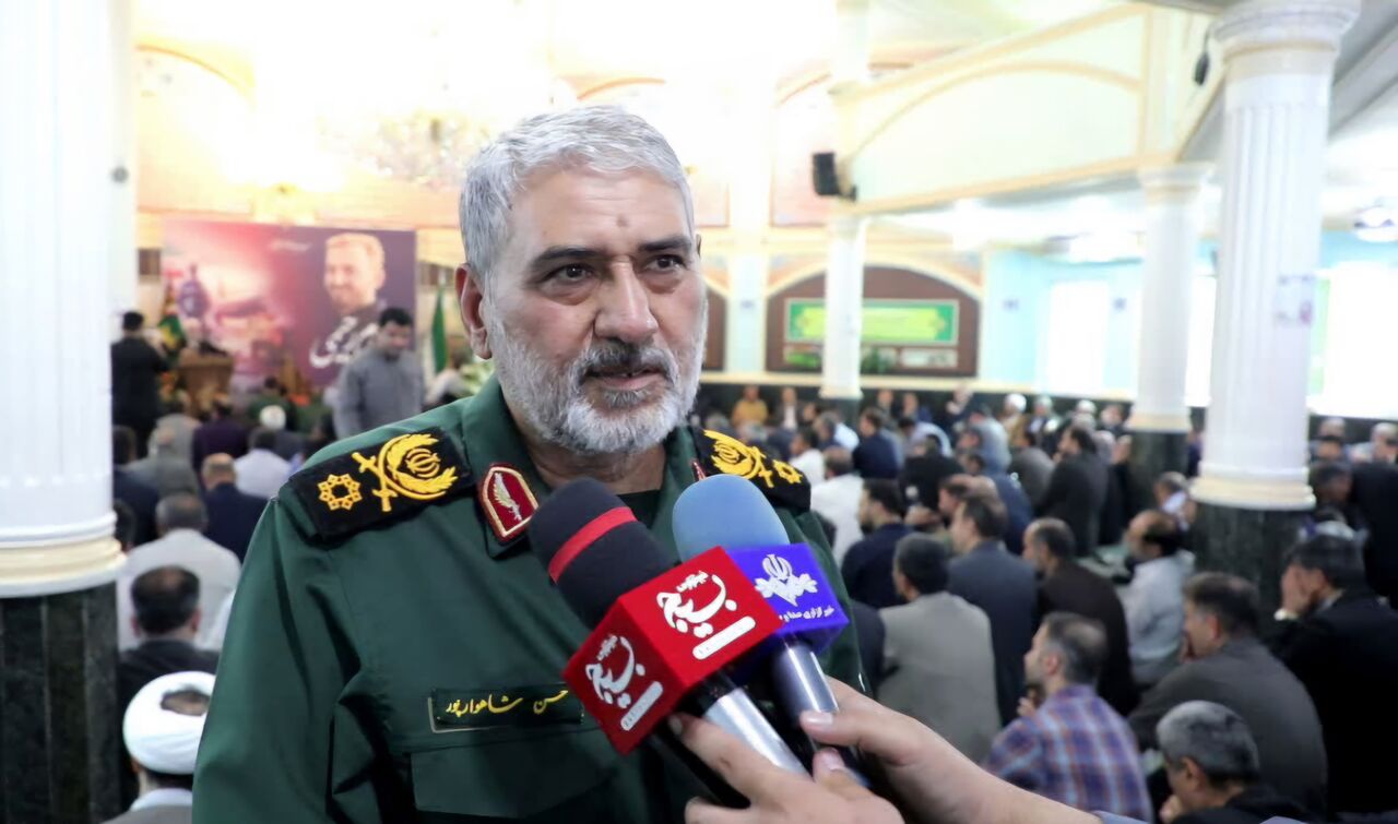 فرمانده سپاه ولیعصر(عج) خوزستان گفت: غیورمردان سپاه پاسداران و حافظان امنیت کشور با روحیه جهادی و استقامت، در سنگر خدمت به انقلاب و مردم ایستاده‌اند. به گزارش ایرنا، سرتیپ پاسدار حسن شاهوارپور شامگاه سه‌شنبه در مراسم هفتمین روز عروج ملکوتی سرگرد پاسدار بهرام رحیمی از مدافعان امنیت پرواز در جمع خبرنگاران در اهواز اظهار کرد: پاسدار رحیمی در طول خدمت پرتلاش خود با استواری و ایمان مثال زدنی، در راه خدمت به انسانیت و ولایت، سنگ تمام گذاشت. وی با تجلیل از مجاهدت‌های این عزیز و دیگر مدافعان امنیت، یادآور شد: راه این مجاهدان برای دفاع از کشور و امنیت این میهن اسلامی باصلابت ادامه دارد. حافظان امنیت با روحیه جهادی و استقامت در سنگر خدمت به انقلاب ایستاده‌اند نقش پررنگ فرزندان غیور باغملک در دفاع از امنیت کشور همچنین مدیرکل حفظ آثار دفاع مقدس خوزستان در این مراسم گفت: این عزیزان همان جوانان پاک‌دلی هستند که در مساجد و یادواره‌های شهدا تربیت شدند و امروز با ایثارگری، امنیت پروازهای داخلی و خارجی کشور را تامین می‌کنند. سرتیپ دوم پاسدار عبدالرضا مراد حاجتی با اشاره به فشار کاری زیاد این مدافعان امنیت که ماهانه بین ۵۰ تا ۱۰۰ پرواز را مدیریت می‌کنند، افزود: خدا را شاکریم که مردم قدر این فداکاری‌ها را می‌دانند و با حضور پرشور در مراسم تشییع پیکر پاک شهدا به مقام شامخ این عزیزان ادای احترام می کنند. وی با اشاره به نقش بی‌بدیل مردم باغملک در مقابله با تروریست‌ها، یاداور شد: هرجا که پای دفاع از کشور در میان باشد، فرزندان غیور باغملک حضوری پررنگ دارند. مدیرکل حفظ آثار دفاع مقدس خوزستان با قدردانی از مردم باوفای این منطقه، گفت: دست یکایک مردم عزیز این خطه شهیدپرور را می‌بوسم و از خداوند متعال می‌خواهیم که ما را در مسیر این عزیزان نگه دارد. به گزارش ایرنا، مراسم باشکوه هفتمین روز عروج ملکوتی سرگرد پاسدار بهرام رحیمی روز سه‌شنبه با حضور سرتیپ پاسدار حسن شاهوارپور، فرمانده سپاه حضرت ولیعصر (عج) خوزستان و جمعی از خانواده شهدا، پاسداران و مردم انقلابی در اهواز برگزار شد.