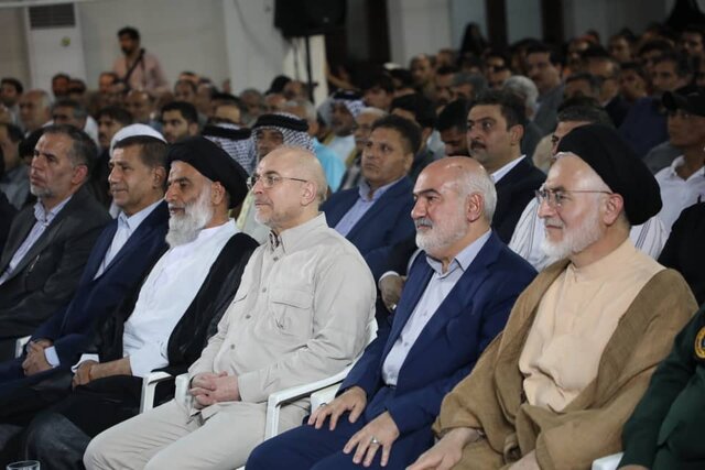 محمدباقر قالیباف در مراسم سالروز فتح خرمشهر که امشب (۲ خرداد) برگزار شد، با اشاره به اینکه قبل از انقلاب اسلامی خرمشهر معین تهران بود، اظهار کرد: همه ما مدیون خرمشهر و خوزستان هستیم؛ امروز در حوزه مجلس شورای اسلامی مکلف هستیم به خوزستان و آبادان و خرمشهر به طور ویژه رسیدگی کنیم. وی افزود: در برنامه هفتم توسعه، به صورت روشن و برجسته این موارد دیده و قانون تدوین شده است و پای اجرای قانون هم می‌ایستیم. در برنامه هفتم ماده ۳۸ و ۴۸ متمرکز به بحث‌های آبادان و خرمشهر است که باید دنبال شوند. رئیس مجلس شورای اسلامی با تاکید بر لزوم بازگشایی مسیر اروند و فعال‌تر شدن بندر خرمشهر، گفت: زمانی که بحث سواحل جنوب مطرح شد، تلاش کردیم در برنامه هفتم توسعه، سواحل تا خرمشهر دیده شود تا امتیازات شامل این شهرستان شود. لایروبی اروند رود نیز پیگیری و کارهای اجرایی آن آغاز شده است اما اولویت نخست لایروبی دهانه ورودی اروند به طول ۸ تا ۱۰ کیلومتر است تا امکان ورود کشتی های ۲۰ هزار تنی به این رود وجود داشته باشد. قالیباف بیان کرد: همچنین دوبانده شدن جاده اهواز - خرمشهر در سطح استانی و ملی بسیار مهم است که ردیف اعتباری برای آن پیش بینی شده است و باید کار با سرعت بیشتری اجرا شود. وضعیت خاکریز دوران دفاع مقدس در سواحل آبادان و خرمشهر به ویژه در محدوده شهری، باید دنبال شود. وی افزود: راه آهن شلمچه - بصره بعد از چند سال توقف، با هماهنگی دو کشور در حال اجراست. بیمارستان فوق تخصصی قلب خرمشهر باید دنبال شود. طبق قانون باید ۷۰ درصد جذب نیروها مربوط به نیروهای بومی باشد که باید این موضوع مورد توجه قرار بگیرد. رئیس مجلس شورای اسلامی گفت: باید تلاش شود در بحث اقتصاد دریا پایه آبادان و خرمشهر مورد توجه قرار بگیرند. وی افزود: این وضعیت زیبنده ما نیست از مردم عذرخواهی می‌کنم. خرمشهر خونین شهر ما بود و با تلاش مجاهدین و رزمندگان، خرمشهر شد و باید با همان اراده در بازسازی زیرساخت های این شهر کار کنیم. سهم خود در حوزه قانون‌گذاری و اجرای آن، اقدام خواهیم کرد. قالیباف بیان کرد: در دوران دفاع مقدس تک تک مردم به میدان آمدند و حالا باید همه به میدان بیایند. در حوزه سرمایه‌گذاری باید امنیت و بستر برای سرمایه‌گذاران فراهم شود. علاوه بر این باید از سرمایه‌های کوچک و حداقل هم استفاده شود و نباید تنها منتظر بودجه‌های دولتی باشیم و تا زمانی که تنها منتظر بودجه‌های دولتی باشیم، اتفاقی نمی‌افتد. اختیارات لازم در این زمینه به استان‌ها داده شده است و به جد پیگیر این موضوع هستیم. رئیس مجلس شورای اسلامی بیان کرد: روزهایی که خرمشهر اشغال شده بود و ما در بخش شرقی خرمشهر بودیم، با زحمت از سوراخ های سنگر آن طرف را نگاه می‌کردیم تا شاید فرصتی پیدا شود و یک آرپی‌جی به سمت دشمن بزنیم. وی افزود: شرایط کشور خوب نبود و فضای حاکم بر دوران دفاع مقدس دوران بنی صدر با همه مشکلات و سختی‌ها بدون اسلحه و مهمات بود اما آن چیزی که موجب شد در ۱۸ ماه موفق شویم، اراده ملت، حضور نیروهای جوان، تکیه به سنت‌های الهی، نترسیدن در مقابل دشمن متجاوز، باور به اینکه ما می‌توانیم بود. قالیباف ادامه داد: ما آن روزهای سخت را دیدیم. خدای دفاع مقدس خدای اقتصاد، سیاست، فرهنگ و حل مشکلات هم هست و اوست که گره باز خواهد کرد و رزق و روزی خواهد داد به شرطی که تک تک ما این باور را در جان و قلب مان داشته باشیم. وی افزود: این سختی‌ها و این نارسایی‌ها در فاصله گرفتن از سنت‌های الهی و فاصله گرفتن از مردم ریشه دارد؛ در دفاع مقدس مردم دست الهی برای پیروز شدند. اگر اینگونه عمل کنیم می‌توانیم در همه عرصه های مسائل را حل و فصل کنیم. البته نیازمند عقلانیت متصل به وحی، خلاقیت، برنامه ریزی، انسجام، وحدت ملی، روحیه خوب و عمل جهادی در میدان نیاز داریم. قالیباف گفت: باید سختی ها را تحمل کنیم که قطعا بعد از سختی‌ها، آسانی خواهد بود. شهدا، تاریخ و انقلاب اسلامی به ما آموخت باید به این موضوع توجه کنیم.