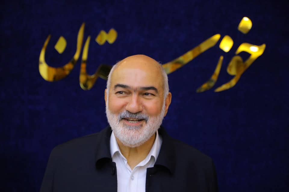 به گزارش خبرگزاری تسنیم از آبادان، سید محمدرضا موالی‌زاده در بازدید از روستای کوت‌شنوف در بخش اروندکنار شهرستان آبادان، که امروز انجام شد، با حضور در جمع آسیب‌دیدگان آتش‌سوزی اخیر، با بیان اینکه این بازدید را بر تمام برنامه‌های از پیش تعیین شده خود ترجیح داده است، اظهار داشت: بلافاصله پس از اطلاع از این حادثه ناگوار، تمام جلسات برنامه‌ریزی شده در اهواز را لغو کردم و مستقیم به این منطقه آمدم زیرا معتقدم در چنین شرایطی حضور مسئولان در کنار مردم یک وظیفه انسانی و شرعی است. وی در ادامه با اشاره به وقوع همزمان حادثه آتش‌سوزی در پالایشگاه آبادان که منجر به شهادت و مجروح شدن تعدادی از هموطنان شده بود، افزود: با وجود اولویت‌های متعدد و برنامه فشرده امروز، حضور در کنار مردم کوت‌شنوب را در اولویت قرار دادم و پس از اینجا نیز به پالایشگاه خواهم رفت تا از نزدیک در جریان روند رسیدگی به آن حادثه نیز قرار بگیرم. استاندار خوزستان با اشاره به خسارات گسترده وارد شده به نخلستان‌ها و منازل روستاییان، تصریح کرد: این حادثه از دو جنبه بسیار حائز اهمیت است؛ نخست آنکه نخل به عنوان یک سرمایه ملی و مایه حیات اقتصادی مردم منطقه است و از سوی دیگر، از دست دادن سرپناه برای هر خانواده یک فاجعه انسانی محسوب می‌شود. موالی‌زاده با اعلام اینکه تیمی متشکل از تمام دستگاه‌های ذی‌ربط را همراه خود به منطقه آورده است، خاطرنشان کرد: امروز مدیرعامل سازمان آب و برق خوزستان، مدیرعامل سازمان جهاد کشاورزی استان، مدیرکل مدیریت بحران استانداری، مدیرکل امور شهری و روستایی و نمایندگان سایر نهادهای مربوطه در این بازدید حضور دارند تا از نزدیک مشکلات را بررسی کرده و راهکارهای عملیاتی ارائه دهند. وی با اشاره به تشکیل کمیته ویژه رسیدگی به این حادثه تحت نظارت مستقیم استانداری، اعلام کرد: این کمیته از امروز کار خود را به صورت جدی آغاز کرده و سه مسئولیت اصلی بر عهده دارد که شامل ارزیابی دقیق میزان خسارات وارده به نخلستان‌ها و منازل، ساماندهی کمک‌های اضطراری از جمله کمک‌های مالی و کالایی به آسیب‌دیدگان و برنامه‌ریزی برای پیشگیری از تکرار چنین حوادثی در آینده می‌شود. استاندار خوزستان با تأکید بر اینکه پیگیری این موضوع به صورت مستمر ادامه خواهد یافت، افزود: در جلسه امروز تصمیم گرفته شد که سازمان جهاد کشاورزی استان با همکاری اداره کل منابع طبیعی، طرح جامع احیای نخلستان‌های آسیب‌دیده را تهیه کند و سازمان آب و برق نیز موضوع تأمین آب مورد نیاز برای آبیاری نخل‌ها را در اولویت قرار دهد. موالی‌زاده در ادامه با اشاره به خسارات وارد شده به منازل روستاییان، از دستور فوری به کمیته امداد امام خمینی(ره) برای ارائه کمک‌های ضروری به خانواده‌های آسیب‌دیده خبر داد و گفت: امروز دستور دادیم تا کمک‌های نقدی و غیرنقدی این نهاد به صورت ویژه به این منطقه اختصاص یابد. همچنین اداره کل مسکن و شهرسازی استان موظف شده تا در اسرع وقت نسبت به ارزیابی ساختمان‌های آسیب‌دیده اقدام کرده و برنامه بازسازی را آغاز کند. استاندار خوزستان با بیان اینکه برخی راهکارها بلافاصله قابل اجرا هستند و برخی دیگر نیاز به زمان بیشتری دارند، تصریح کرد: آنچه امروز مهم است این است که مردم منطقه مطمئن باشند دولت و استانداری تا آخرین مرحله بهبود شرایط کنار آنها خواهند بود و این قول را به آنها می‌دهم که مشکلاتشان به فراموشی سپرده نخواهد شد. موالی‌زاده با اشاره به لزوم برنامه‌ریزی برای پیشگیری از تکرار چنین حوادثی، اظهار داشت: دستور داده‌ایم که سازمان مدیریت بحران استان با همکاری دستگاه‌های مربوطه، طرح جامع ایمن‌سازی مناطق مستعد آتش‌سوزی را تهیه کند. این طرح شامل ایجاد ایستگاه‌های اطفای حریق محلی، آموزش روستاییان برای مقابله با آتش‌سوزی، و تجهیز روستاها به امکانات اولیه اطفای حریق خواهد بود. استاندار خوزستان با بیان اینکه این حادثه درس‌های مهمی برای همه دستگاه‌های اجرایی داشته است، تأکید کرد: ما در استانداری خوزستان به صورت ویژه موضوع پیشگیری از حوادث غیرمترقبه را پیگیری خواهیم کرد و از تمام ظرفیت‌های استانی و ملی برای بهبود شرایط زندگی مردم منطقه استفاده خواهیم کرد. وی با تشکر از صبر و شکیبایی مردم منطقه قول داد که گزارش‌های مستمری از روند پیگیری موضوع به اطلاع عموم خواهد رسید. انتهای پیام/