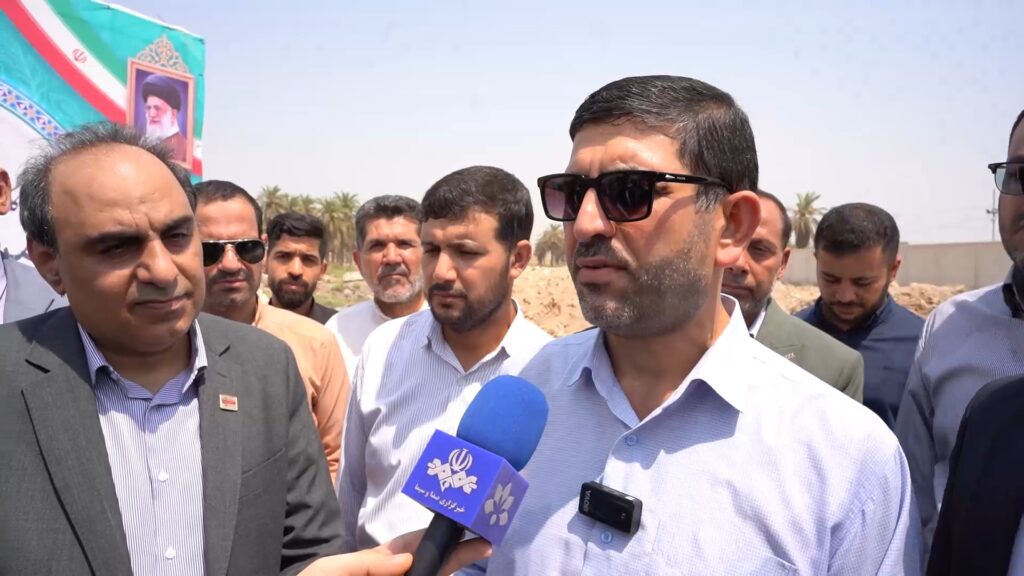 عمل به مسئولیت‌های اجتماعی شرکت فولاد اکسین به زیرساخت فرهنگی مناطق کم برخوردار کمک می‌کند ۷ شهریور ۱۴۰۴ دسته: اخبار شرکت کد خبر: ۱۰۶۰۱ امیر گفت: از شرکت فولاد اکسین برای عمل به مسئولیت های اجتماعی در راستای فرهنگ و آموزش منطقه تشکر می کنیم. به گزارش روابط عمومی شرکت فولاد اکسین خوزستان؛ محمد امیر نماینده مردم اهواز، کارون، باوی و حمیدیه در مجلس شورای اسلامی در حاشیه مراسم کلنگ زنی مدرسه ۹ کلاسه به همت شرکت فولاد اکسین خوزستان در منطقه شکاره یک اهواز، اظهار داشت: کلنگ زنی این مدرسه در راستای عمل به مسئولیت های اجتماعی شرکت فولاد اکسین خوزستان است و امیدواریم به فرهنگ و زیرساخت شهرستان کارون کمک کند. وی افزود: با همت مدیران استان به ویژه شرکت های بزرگ مانند فولاد اکسین امیدواریم در آینده نه چندان دور شاهد رونق مدرسه سازی و امکانات فرهنگی برای مناطق کم برخوردار باشیم. امیر در پایان گفت: از شرکت فولاد اکسین برای عمل به مسئولیت های اجتماعی در راستای فرهنگ و آموزش منطقه تشکر می کنیم. بنابراین گزارش صبح روز جمعه ۷ شهریور ماه مراسم کلنگ زنی پروژه احداث مدرسه ۹ کلاسه در منطقه کم برخوردار شکاره یک به همت شرکت فولاد اکسین خوزستان برگزار شد.