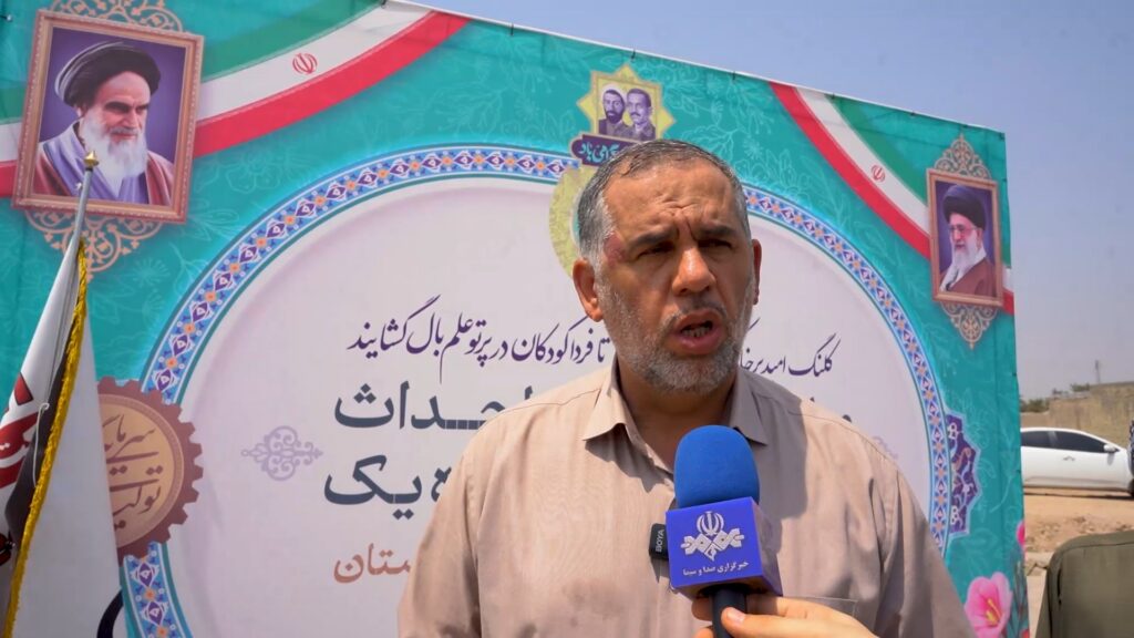 نماینده اهواز گفت: امروز به همت شرکت فولاد اکسین خوزستان کلنگ ساخت مدرسه ۹ کلاسه در منطقه کم برخوردار شکاره یک که فاقد فضای آموزشی است، بر زمین زده شد. به گزارش روابط عمومی شرکت فولاد اکسین خوزستان؛ سید محسن موسوی زاده، نماینده مردم اهواز، کارون، باوی و حمیدیه در مجلس شورای اسلامی در حاشیه مراسم کلنگ زنی مدرسه ۹ کلاسه به همت شرکت فولاد اکسین خوزستان در منطقه شکاره یک اهواز، اظهار داشت: یکی از شعارهای دولت نهضت ساخت مدارس در کشور است و ما در مجلس نیز طرح نشان دار کردن مالیات ها برای اختصاص به این مهم را پیگیری کرده ایم. وی افزود: امروز به همت شرکت فولاد اکسین خوزستان کلنگ ساخت مدرسه ۹ کلاسه در منطقه کم برخوردار شکاره یک که فاقد فضای آموزشی است، بر زمین زده شد و مطابق قول مدیران فولاد اکسین و اداره کل نوسازی مدارس سال آینده شاهد بهره‌برداری از این پروژه خواهیم بود. موسوی زاده تصریح کرد: از دیگر شرکت‌های بزرگ صنعتی مانند نفت در خوزستان انتظار است که پای کار عمل به مسئولیت‌های اجتماعی خود بیایند و معضلات زیرساختی مانند کمبود شدید فضای آموزشی در شهرستان کارون را برطرف نمایند. بنابراین گزارش صبح روز جمعه ۷ شهریور ماه مراسم کلنگ زنی پروژه احداث مدرسه ۹ کلاسه در منطقه کم برخوردار شکاره یک به همت شرکت فولاد اکسین خوزستان برگزار شد.