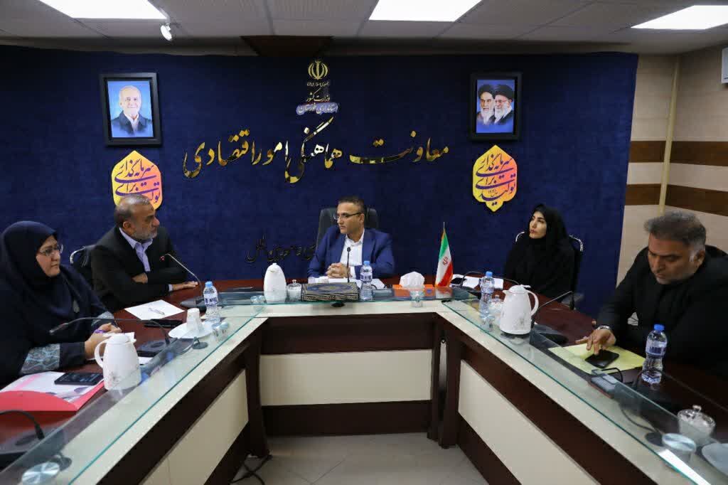 به گزارش خبرگزاری صدا و سیمای استان خوزستان، مهدی مکارمی در نشست کارگروه گردشگری ساحلی و دریایی با تاکید بر ضرورت بهره‌گیری از ظرفیت‌های گسترده گردشگری استان بیان کرد: اقتصاد و اشتغال استان نباید صرفا مبتنی بر صنایع بزرگ باشد، بلکه استفاده از ظرفیت‌های گسترده گردشگری به‌ویژه گردشگری ساحلی و دریایی می‌تواند فرصت‌های اشتغال سریع، پایدار و بدون آلایندگی را فراهم کند. وی با اشاره به تاکید استاندار خوزستان بر پیشبرد طرح‌های گردشگری افزود: توسعه گردشگری ساحلی در دستور کار معاونت امور اقتصادی قرار گرفته و بصورت جدی دنبال می‌شود چرا که قطعا نقشی تعیین‌کننده در رشد اقتصاد و اشتغال پاک در استان خواهد داشت. مکارمی گفت: براساس مصوبات این نشست مقرر شد ظرف یک ماه آینده مطالعات طرح گردشگری ساحلی در محدوده پل نهم تا پل ششم شهر اهواز نهایی شود. همچنین سازمان بنادر و دریانوردی استان خوزستان موظف شد تفاهم‌نامه‌ای با اداره‌کل میراث‌فرهنگی، گردشگری و صنایع‌دستی درخصوص مطالعات مشترک ۲ دستگاه تنظیم و منعقد کند. قائم مقام معاونت هماهنگی امور اقتصادی استانداری خوزستان ادامه داد: همچنین تصویب شد اسکله‌های احداث‌شده توسط سازمان بنادر و دریانوردی برای بهره‌برداری عمومی به اداره‌کل میراث‌فرهنگی تحویل شود ک اداره‌کل میراث‌فرهنگی در جلسه آتی کارگروه سند جامع طرح‌های مهم گردشگری ساحلی استان را ارایه کند. در این نشست، گزارش جامعی از اقدامات انجام‌شده در حوزه ایجاد زیرساخت‌های گردشگری ساحلی و دریایی ارائه شد. همچنین مشکلات طرح‌های سرمایه‌گذاری در شهرستان هندیجان، و نحوه بهره‌برداری از اسکله‌ها، شناور‌ها و تأسیسات صیادی، تجاری و بندری استان بررسی و امکان‌سنجی شد. آخرین وضعیت مطالعات رودخانه کارون نیز از سوی مشاور طرح تشریح گردید.