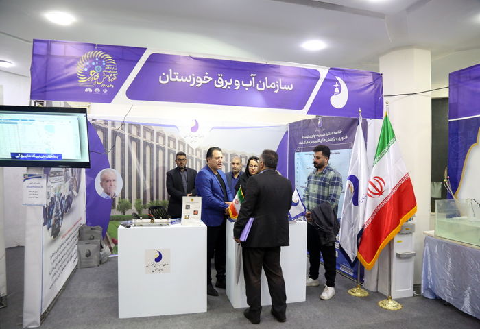 به گزارش شبکه خبری سازمان آب و برق خوزستان،در آیینی که امروز با حضور استاندار خوزستان و مدیرعامل سازمان آب و برق خوزستان برگزار شد، غرفه این سازمان در بیست‌وششمین نمایشگاه دستاوردهای پژوهش و فناوری و فن‌بازار استان خوزستان رسماً افتتاح شد.

در این برنامه، استاندار و سایر مسئولان استانی ضمن بازدید از بخش‌های مختلف غرفه، در جریان تازه‌ترین دستاوردها، طرح‌های پژوهشی و فناوری‌های نوین به‌کاررفته در حوزه مدیریت منابع آب و برق قرار گرفتند.

نمایندگان سازمان آب و برق خوزستان در این نمایشگاه با ارائه پروژه‌های نوآورانه، سامانه‌های هوشمند مدیریت منابع آب، تجهیزات تخصصی و دستاوردهای پژوهشی، تلاش دارند نقش این سازمان را در ارتقای بهره‌وری و توسعه زیرساخت‌های حیاتی استان پررنگ‌تر کنند.

بیست‌وششمین نمایشگاه دستاوردهای پژوهش و فناوری و فن‌بازار استان خوزستان با حضور دستگاه‌های اجرایی، دانشگاه‌ها، مراکز علمی و شرکت‌های دانش‌بنیان در دانشگاه شهید چمران برپا شده است..

منبع: روابط عمومی سازمان آب و برق خوزستان

    استان خوزستان
    برق
    فناوری
    سازمان
    zwnj

