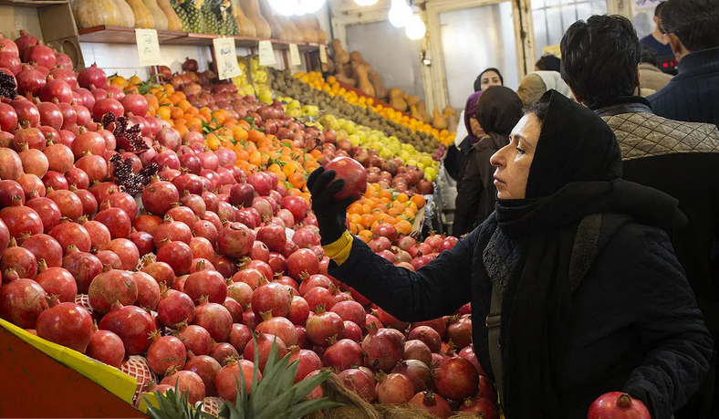به گزارش خبرگزاری صدا و سیمای استان خوزستان، بهرام جباری ضمن اشاره به تقویت بازرسی از بازار خوزستان در آستانه شب یلدا بیان داشت: گشت مشترک تیم‌های نظارتی اداره‌کل صمت خوزستان با همکاری سازمان جهاد کشاورزی، اداره اماکن عمومی، تعزیرات حکومتی، پلیس اقتصادی و اداره بهداشت به منظور پایش وضعیت بازار، نظارت بر قیمت‌ها، بررسی تخلفات احتمالی و کنترل عرضه کالا‌های اساسی در حال انجام است. وی هدف از اجرای این گشت‌ها را حفظ ثبات بازار، حمایت از حقوق مصرف‌کنندگان و پیشگیری از تخلفات صنفی و بهداشتی اعلام و تاکید کرد: همچنین اداره کل صمت خوزستان با همکاری دستگاه‌های مرتبط، نظارت خود بر بازار را در ایام پایانی سال و افزایش تقاضای عمومی تشدید خواهد کرد. جباری در خصوص چگونگی گزارش تخلف توسط مردم، گفت: مردم می‌توانند از طریق سامانه ۱۲۴ شکایت خود را ارسال کنند. این گزارش‌ها در اولین فرصت ارزیابی و به دستگاه‌های مربوطه از جمله جهاد کشاورزی، تشکل‌های صنفی و بازرس‌های صمت که با تعزیرات حکومتی گشت مشترکی برگزار کردند ارسال و شکایات پیگیری می‌شود. معاون بازرسی و نظارت اداره کل صنعت، معدن و تجارت خوزستان می گوید: علاوه بر این، مردم می‌توانند به صورت حضوری در شهرستان‌ها به ادارات صمت (صنعت، معدن و تجارت) مراجعه کنند، در سایر نقاط که دسترسی به این ادارات وجود ندارد، نیز می‌توانند از طریق سامانه ۱۲۴ گزارش‌های خود را منعکس کنند تا در دستور کار بازرسان قرار بگیرد. خوزستان ۱۵۰ هزار واحد صنفی دارد و طبق اعلام مدیر کل تعزیرات خوزستان طرح نظارتی یلدا تا سوم دی ماه ادامه دارد.